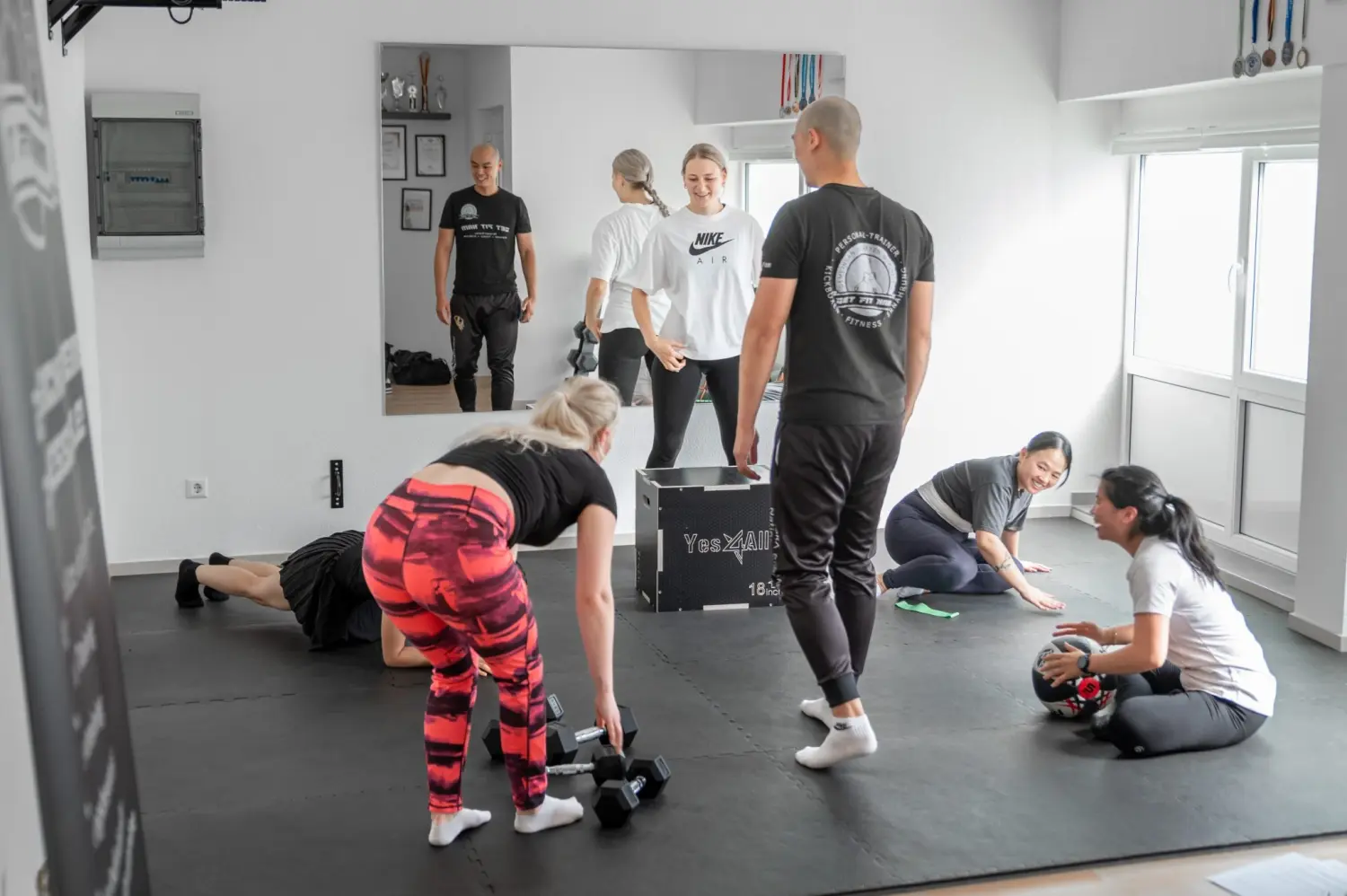 Get Fit Nam -  Frauen beim Training mit Trainer in einem Studio