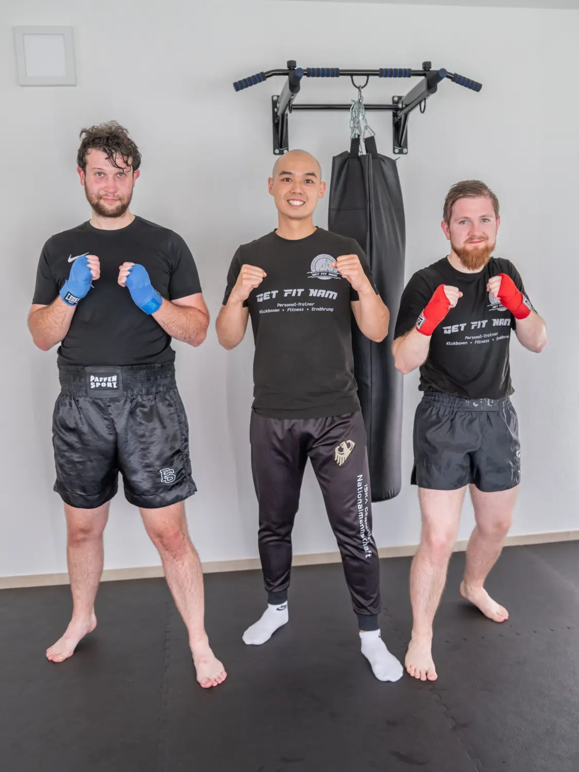 Get Fit Nam - Drei Personen stehen nebeneinander in einem Boxstudio