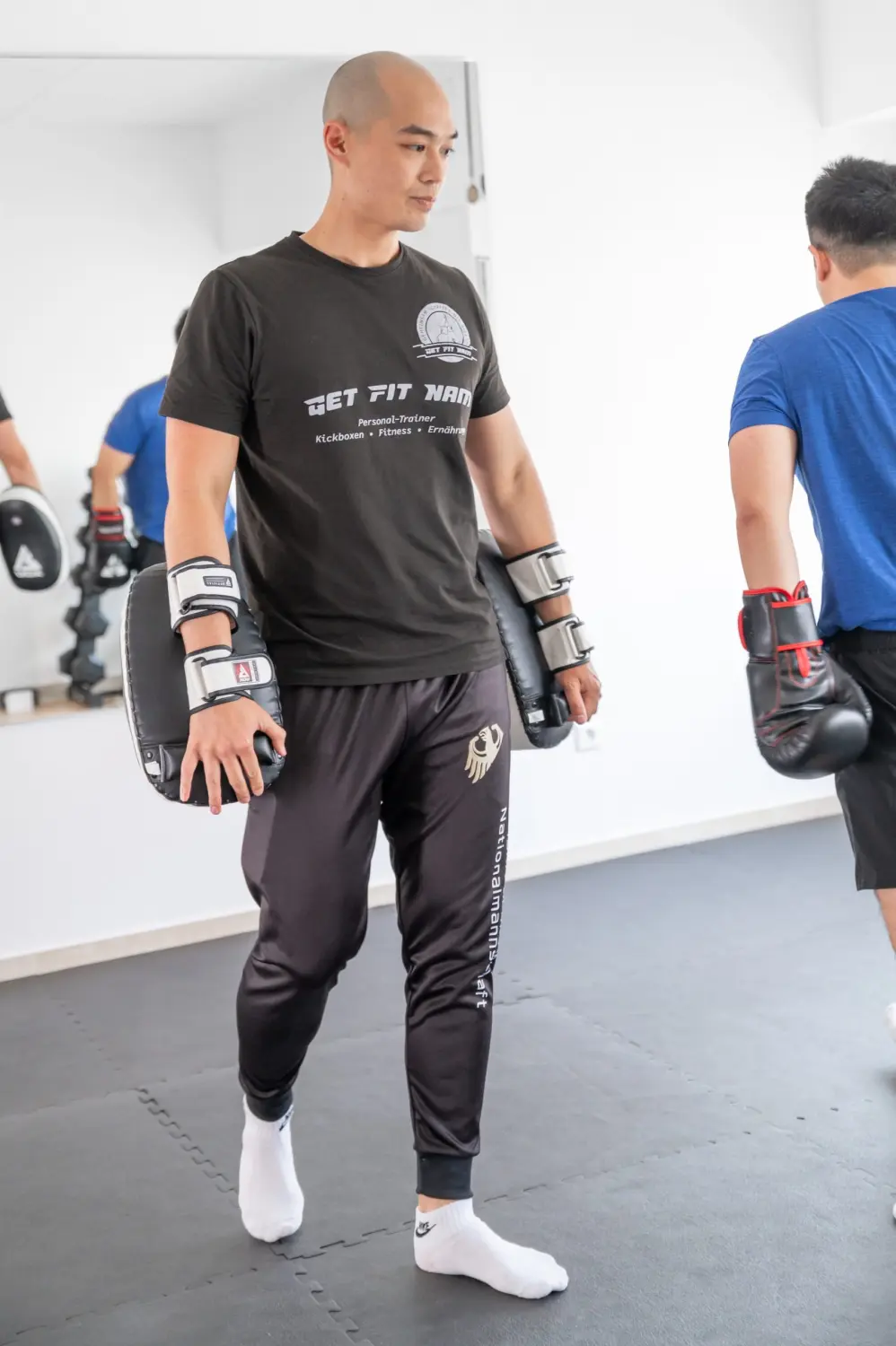 Get Fit Nam - zwei Personen bei einem Kickboxing-Training in einem Studio