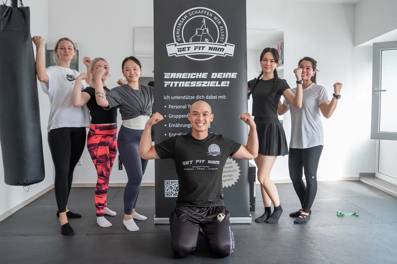 Get Fit Nam - Eine glückliche Gruppe von Menschen mit ihrem Trainer