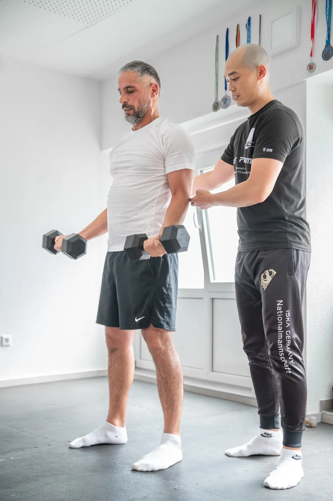 Get Fit Nam - Personal Trainer beim Fitnesstraining für einen Mann