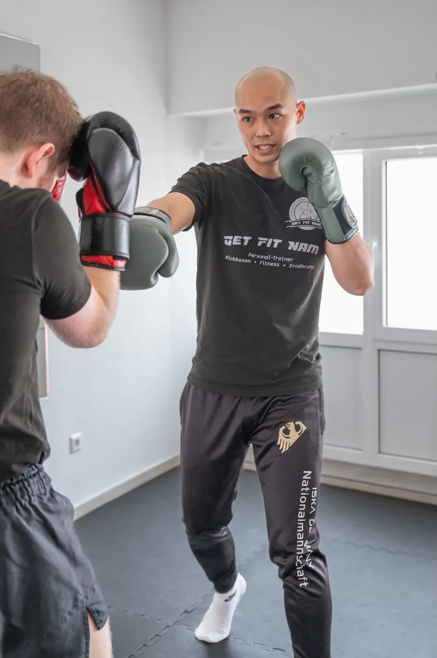 Get Fit Nam - zwei Personen bei einem Kickboxing-Training in einem Studio
