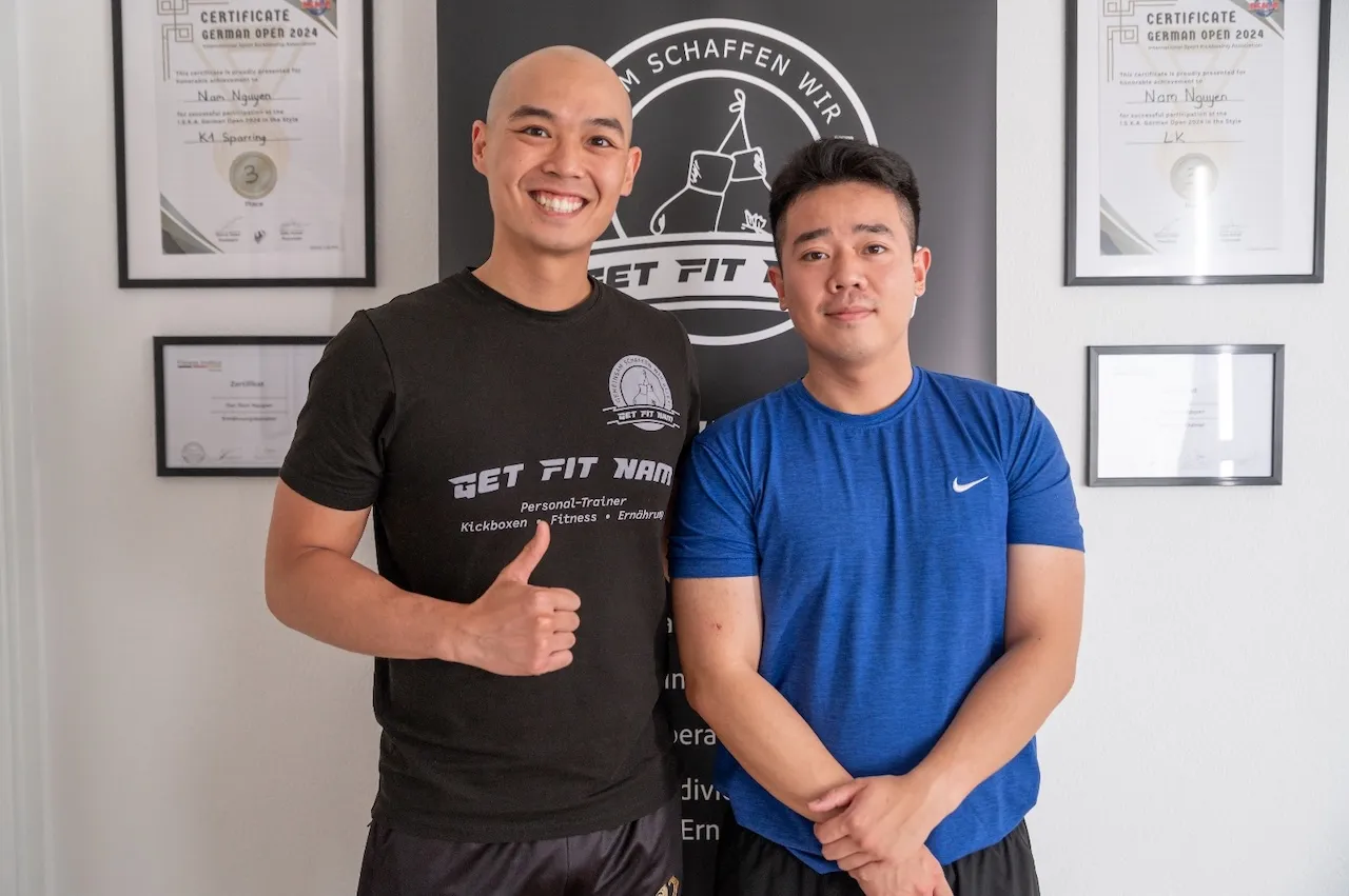 Get Fit Nam - Ein Mann steht mit seinem Personal Trainer