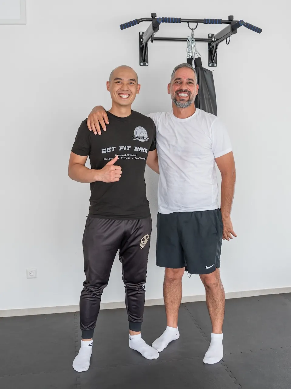 Get Fit Nam - Ein Mann steht mit seinem Personal Trainer